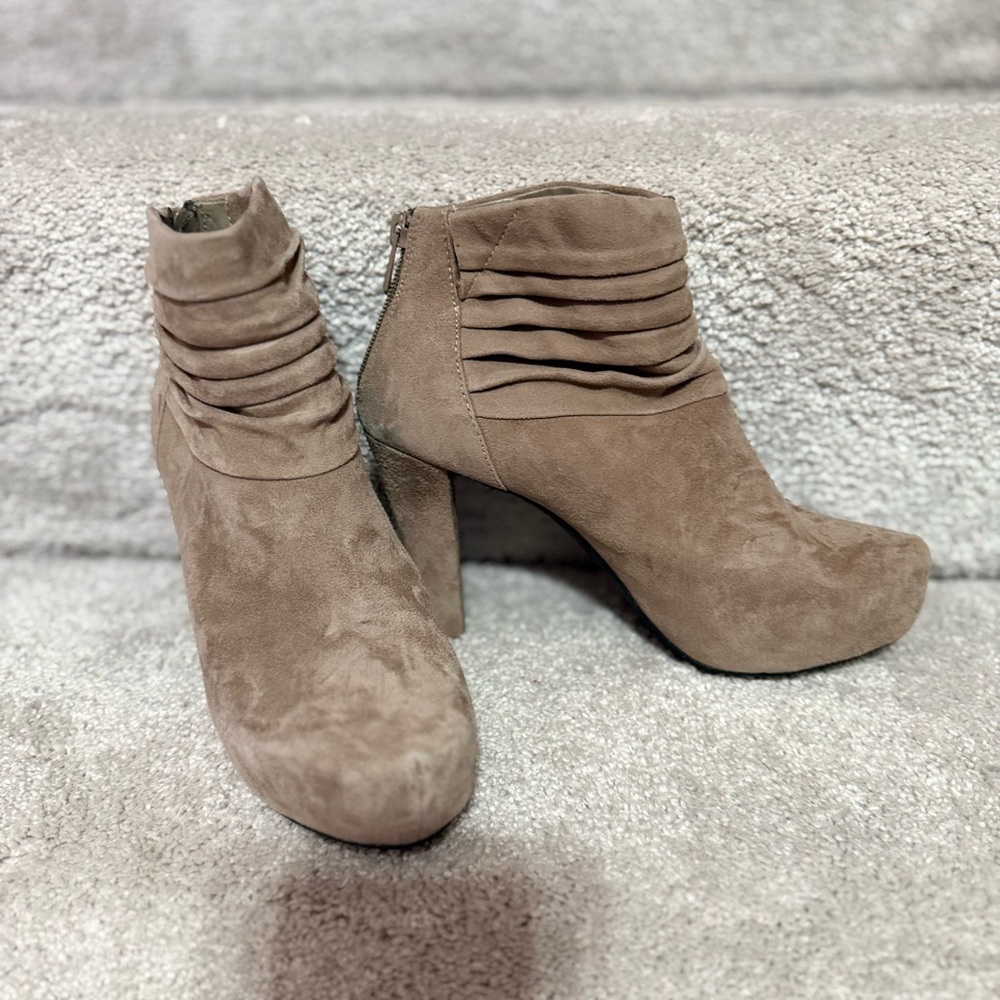 Me Too Lloyd Taupe Genuine Suede Scrunched Platform Heeled Booties Size 7 New